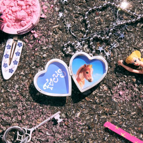 [PRE-ORDER] Hearts2Hearts - 1st Mini Album 'FOCUS' (Heart Locket Ver.) (SMART ALBUM)